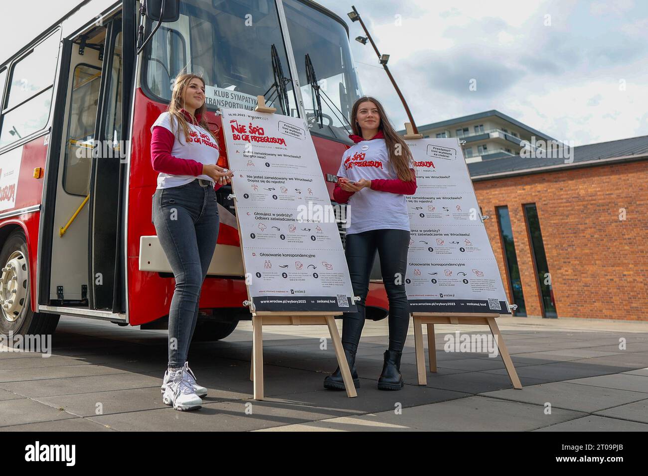 Breslau, Breslau, Polen. Oktober 2023. Die ersten Busse der ungarischen Marke „Ikarus“ erschienen vor 42 Jahren auf den Straßen von WrocÅ‚aw. Am 5. Oktober 2023 erscheint wieder eine der Exemplare des Fördervereins öffentlicher Verkehrsmittel in der Stadt Breslau, um bei der Eintragung in das Wählerverzeichnis zu helfen. Dies bedeutet, dass alle Personen, die nicht in WrocÅ‚aw registriert sind, einen einfachen Antrag ausfüllen können, der es ihnen ermöglicht, am 15. Oktober 2023 in dem Wahllokal zu wählen, das ihrem Wohnort am nächsten ist. (Kreditbild: © Krzysztof Zatycki/ZUMA Press Wire) NUR REDAKTIONELLE VERWENDUNG! Nicht für com Stockfoto