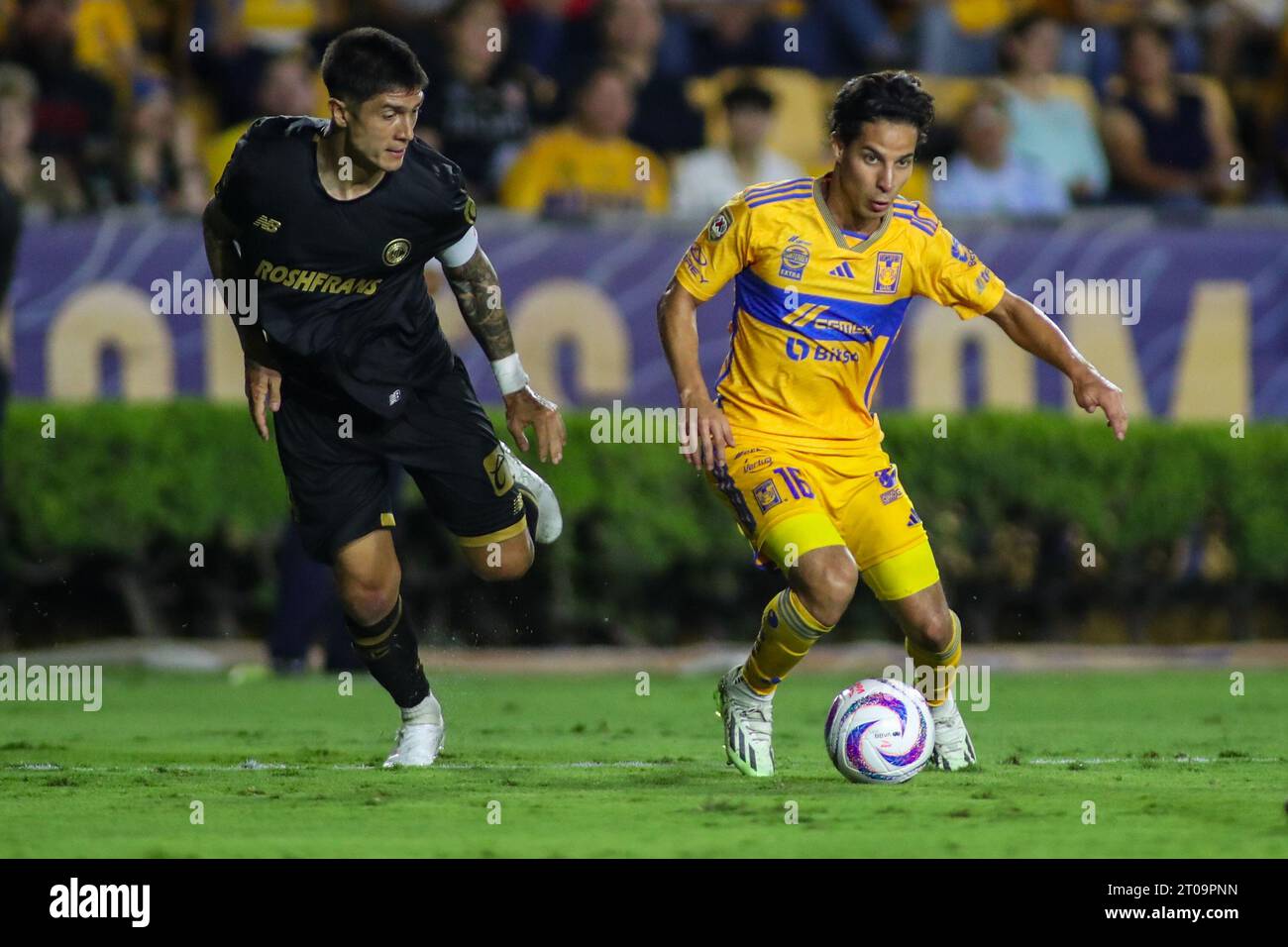 Monterrey, Mexiko. Oktober 2023. Oktober 2023; Monterrey, Nuevo León, Mexiko, Estádio Universitário; Liga BBVA MX Runde 11 Spiel zwischen Club Tigres UANL und Toluca. #16 Mittelfeldspieler Tigres, Diego Lainez geht ins Tor. Obligatorischer Credit: Toby Tande Credit: Px Images/Alamy Live News Stockfoto