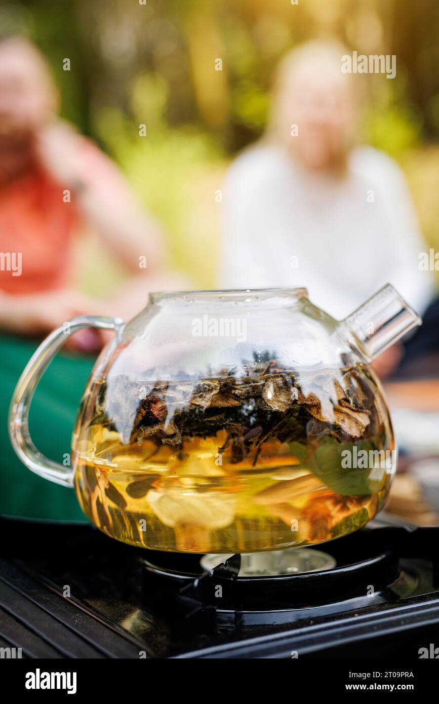 Durchsichtiger Wasserkocher und Tasse auf dem Tisch Stockfotografie