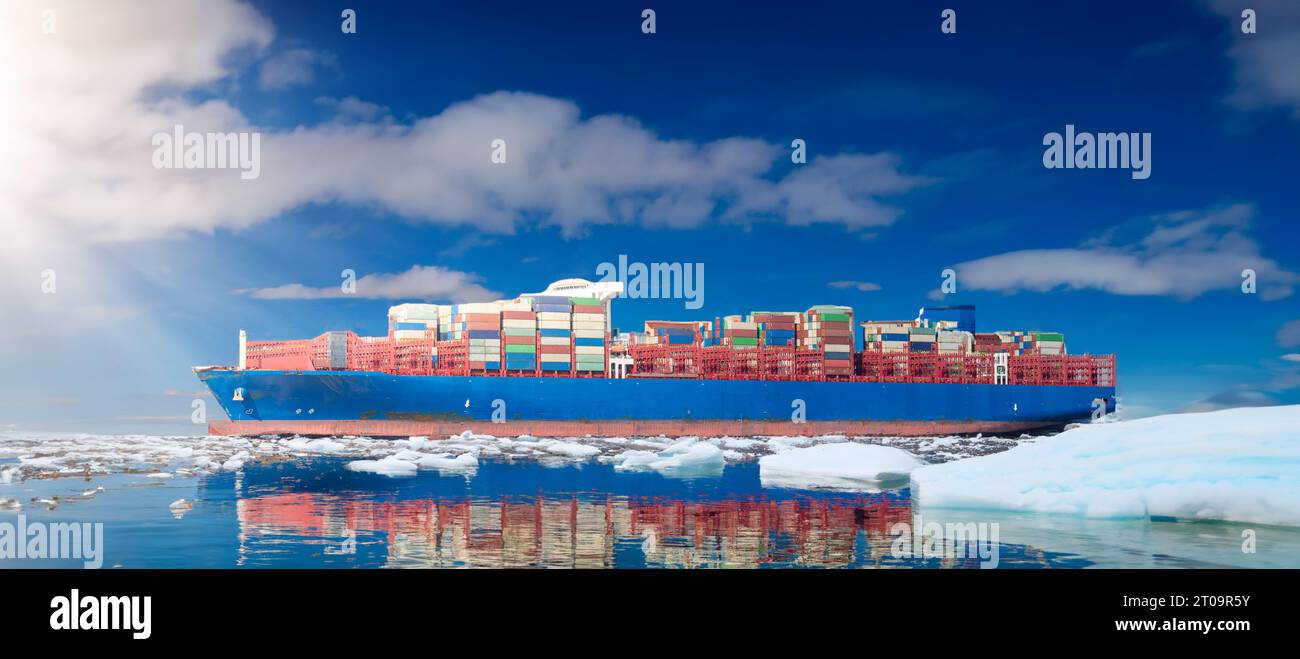 Das Containerschiff nimmt eine Abkürzung im arktischen Ozean. Symbol für neue Schifffahrtsrouten aufgrund des Klimawandels. Stockfoto