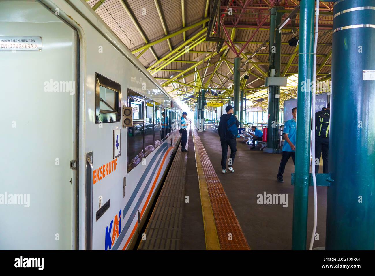 September 2023. Jakarta, Indonesien. Passagiere waren damit beschäftigt, ihre Sachen zu tragen, um an Bord eines Zuges zu gehen, der bereits am Bahnhof Gambir wartete Stockfoto