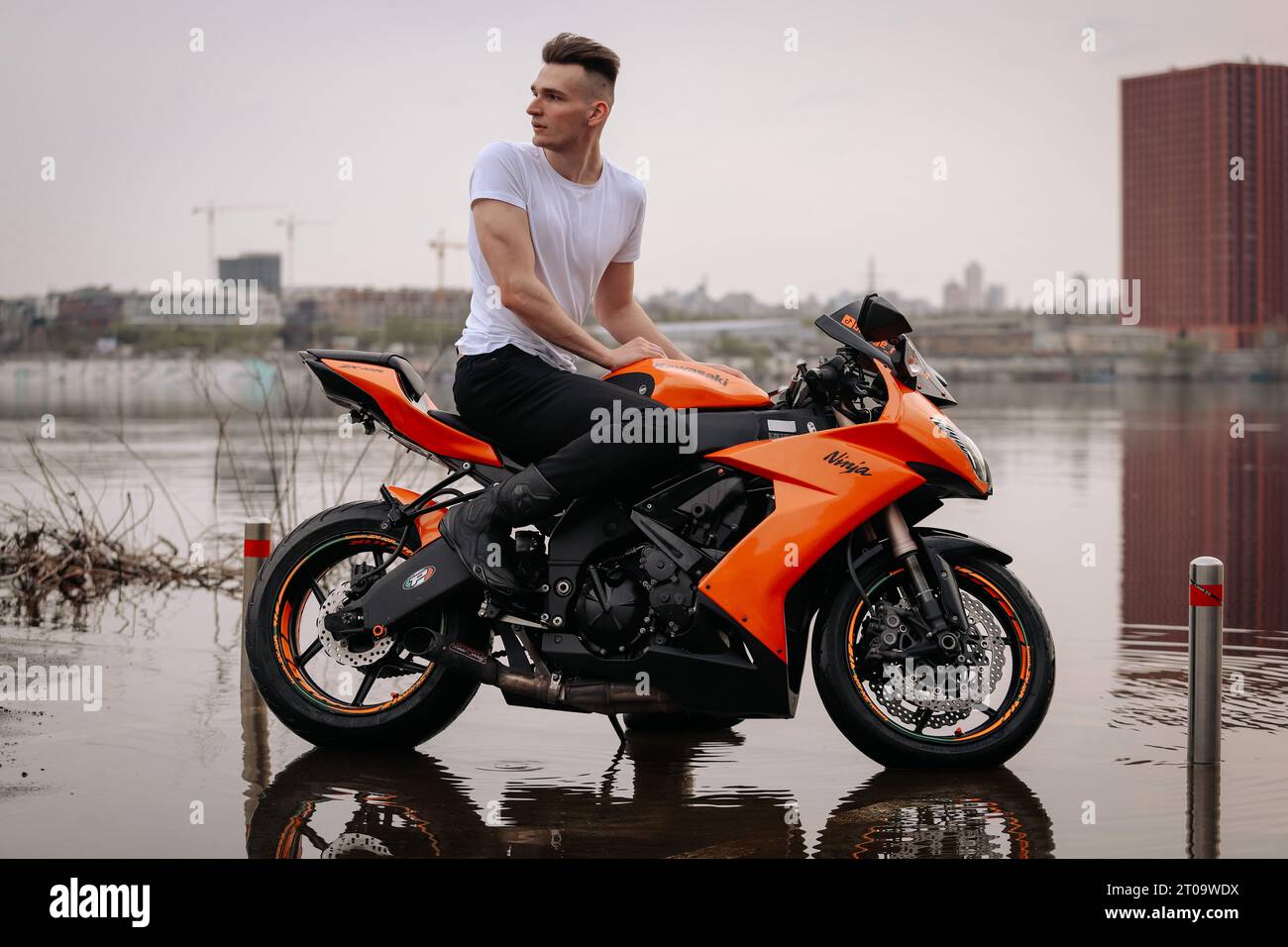 Ich auf meinem orangen Kawasaki Ninja 1000 Motorrad von 2008 in der Ukraine. Stockfoto