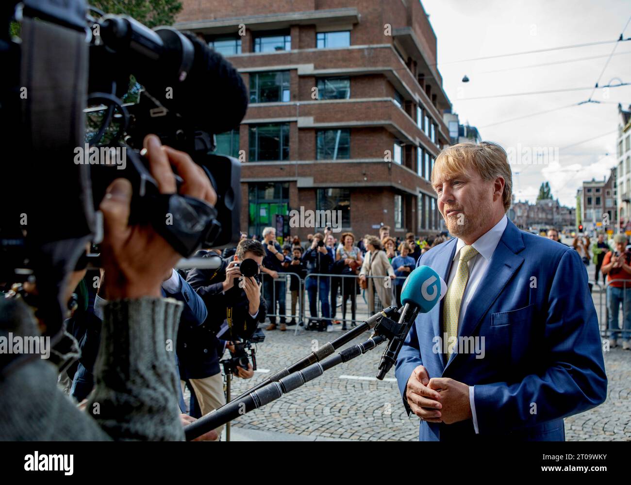 Amsterdam 05-10-2023 König Willem-Alexander während einer Erklärung seines Großvaters Prinz Bernhard, als er den Königlichen Preis für Malerei 2023 (Koninklijke prijs voor Vrije Schilderkunst 2023) im Königlichen Palast Amsterdam erreichte. Prinz Bernhard hatte stets bestritten, Mitglied der Hitlers National Socialist Party NSDAP zu sein, obwohl er in den 1990er Jahren eine Kopie seiner Mitgliedschaft in den Vereinigten Staaten entdeckt hatte Flip Maarschalkerweerd, ehemaliger Direktor des königlichen Archivs, fand die ursprüngliche Mitgliedskarte, als er einige Jahre vor seiner Pensionierung im Jahr 2019 eine Bestandsaufnahme des Prinzen in seinen Privatpapieren machte. King Stockfoto