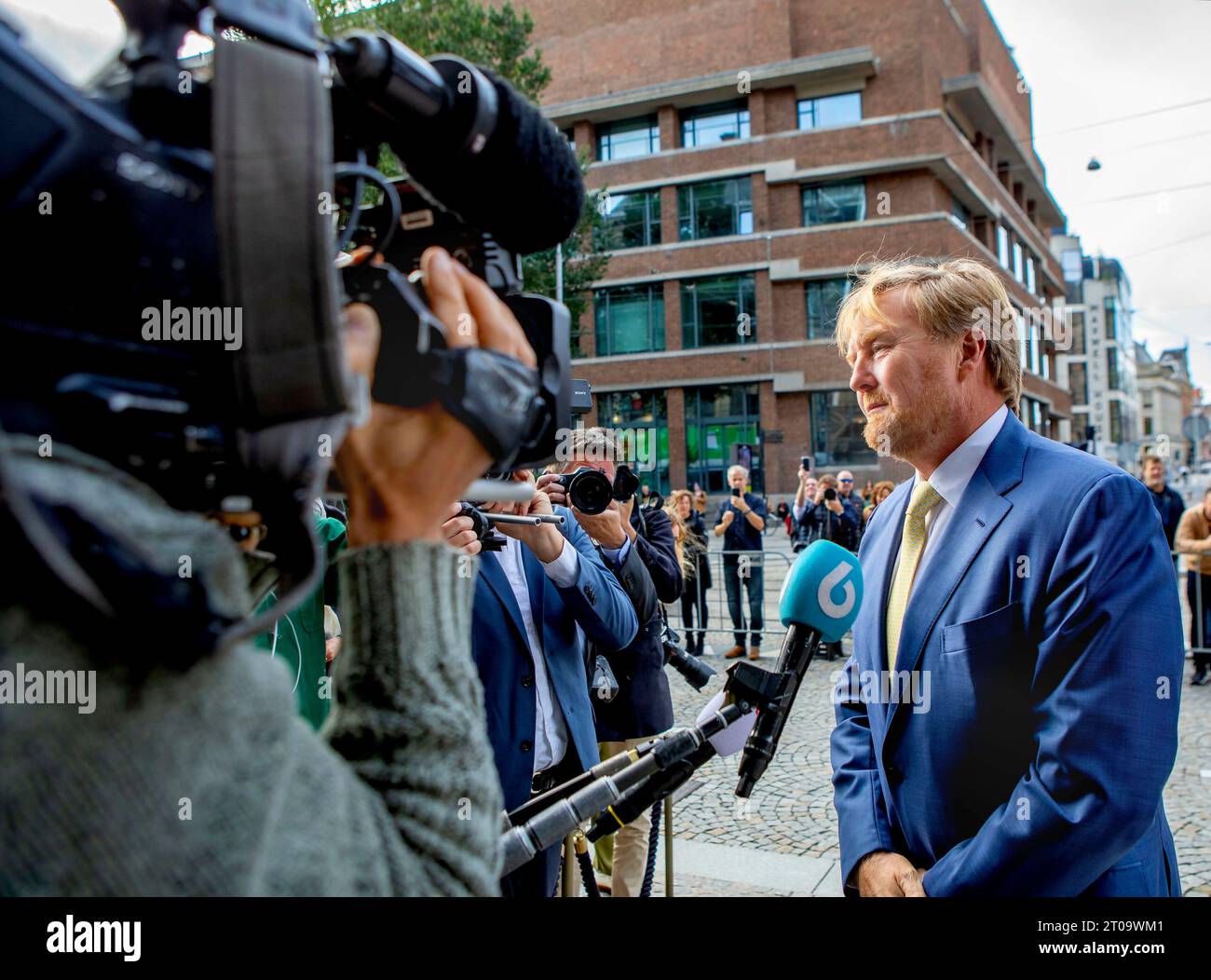 Amsterdam 05-10-2023 König Willem-Alexander während einer Erklärung seines Großvaters Prinz Bernhard, als er den Königlichen Preis für Malerei 2023 (Koninklijke prijs voor Vrije Schilderkunst 2023) im Königlichen Palast Amsterdam erreichte. Prinz Bernhard hatte stets bestritten, Mitglied der Hitlers National Socialist Party NSDAP zu sein, obwohl er in den 1990er Jahren eine Kopie seiner Mitgliedschaft in den Vereinigten Staaten entdeckt hatte Flip Maarschalkerweerd, ehemaliger Direktor des königlichen Archivs, fand die ursprüngliche Mitgliedskarte, als er einige Jahre vor seiner Pensionierung im Jahr 2019 eine Bestandsaufnahme des Prinzen in seinen Privatpapieren machte. King Stockfoto