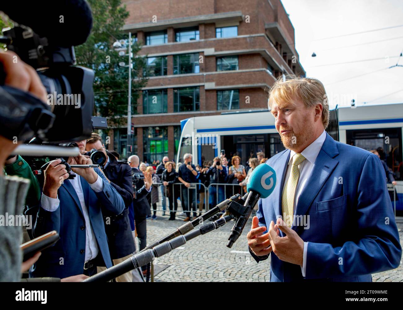 Amsterdam 05-10-2023 König Willem-Alexander während einer Erklärung seines Großvaters Prinz Bernhard, als er den Königlichen Preis für Malerei 2023 (Koninklijke prijs voor Vrije Schilderkunst 2023) im Königlichen Palast Amsterdam erreichte. Prinz Bernhard hatte stets bestritten, Mitglied der Hitlers National Socialist Party NSDAP zu sein, obwohl er in den 1990er Jahren eine Kopie seiner Mitgliedschaft in den Vereinigten Staaten entdeckt hatte Flip Maarschalkerweerd, ehemaliger Direktor des königlichen Archivs, fand die ursprüngliche Mitgliedskarte, als er einige Jahre vor seiner Pensionierung im Jahr 2019 eine Bestandsaufnahme des Prinzen in seinen Privatpapieren machte. King Stockfoto