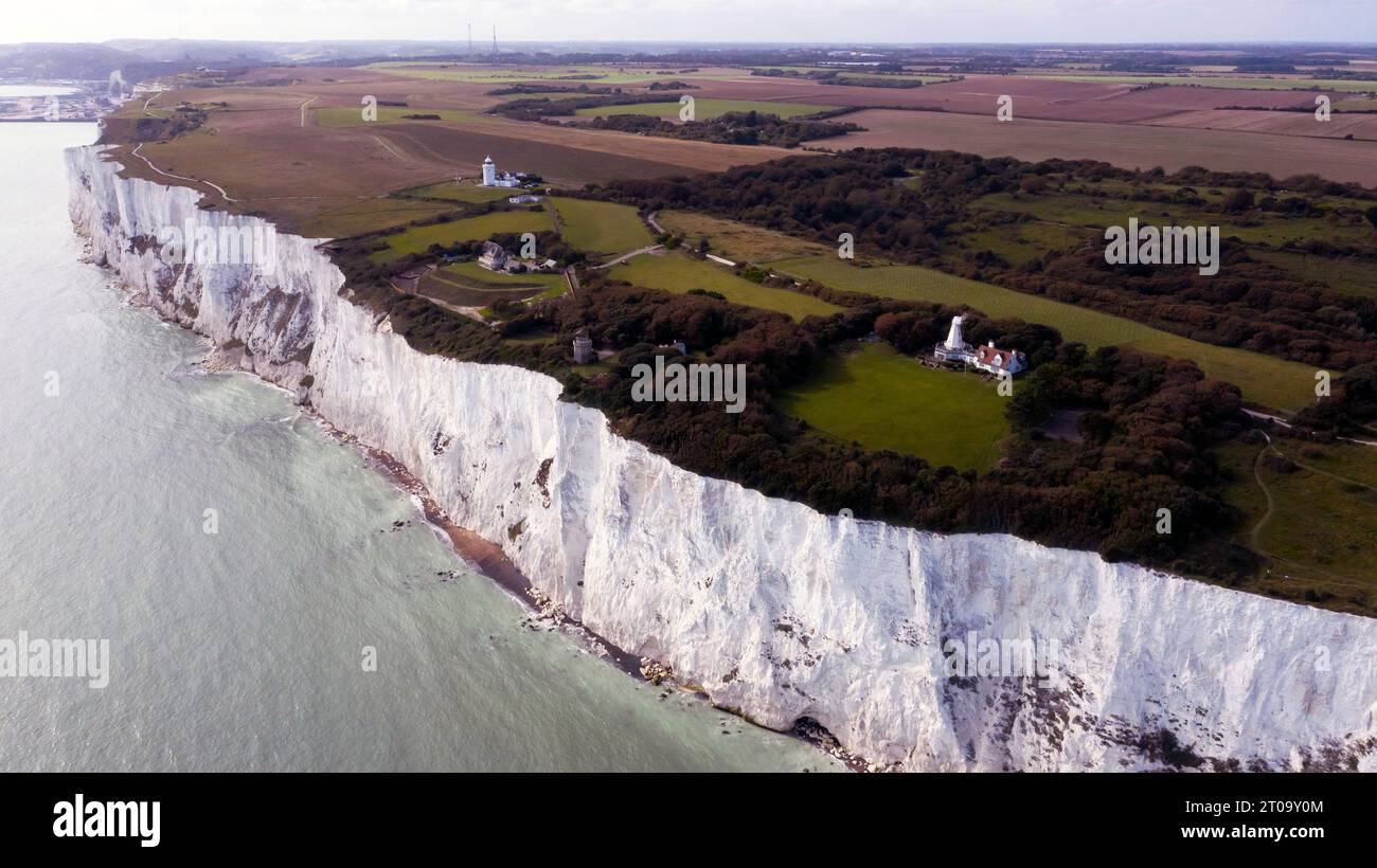 Aus der Vogelperspektive auf die White Cliffs of Dover, mit der Windmühle von St Margaret's Bay auf der rechten Seite und den South Foreland Lighthouses Mitte und links Stockfoto