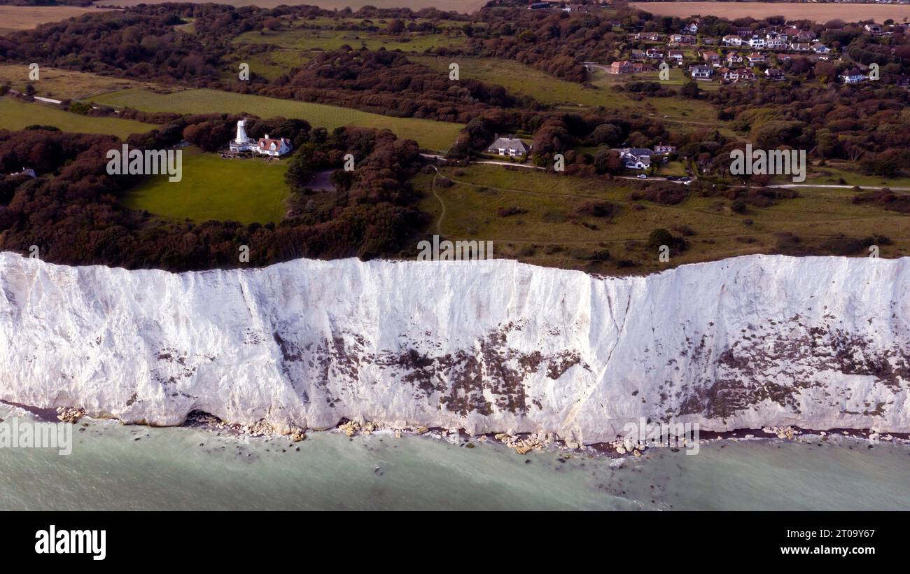 Aus der Vogelperspektive der White Cliffs of Dover, mit der Windmühle St. Margaret's Bay auf der linken Seite. Stockfoto