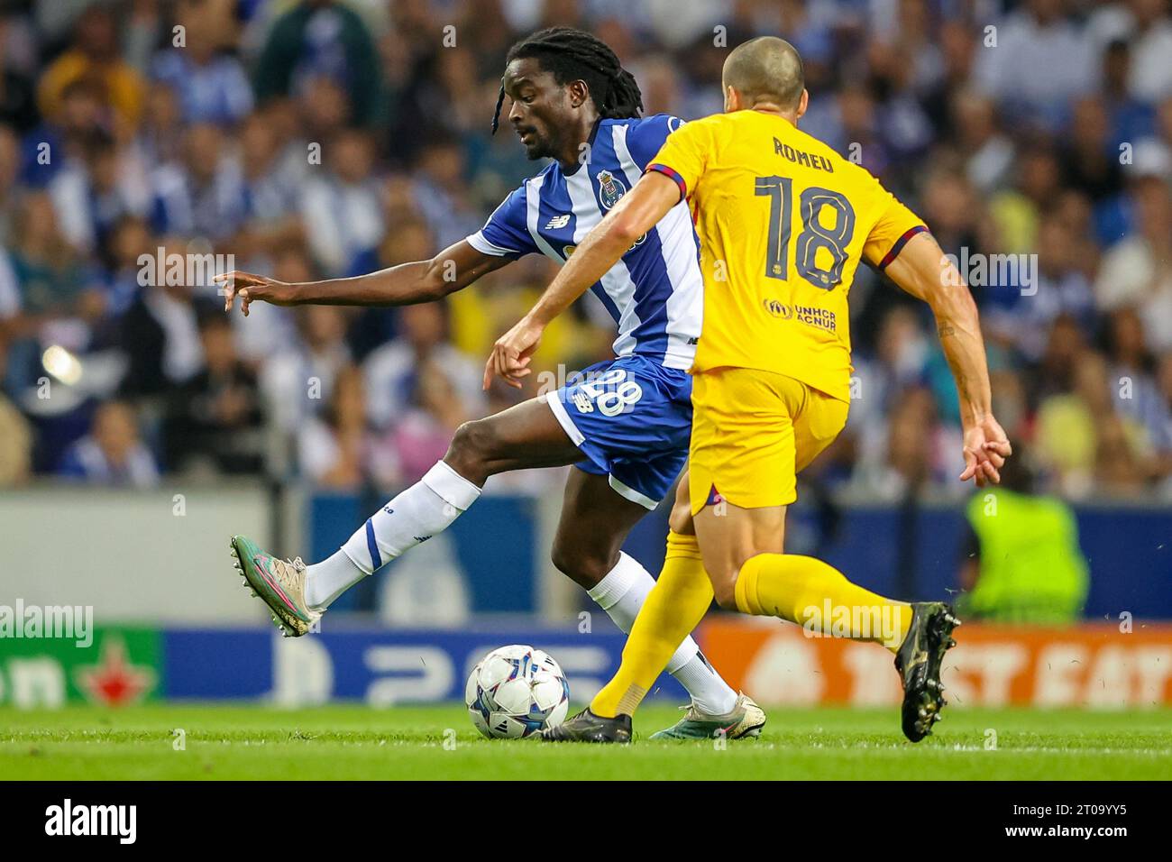 Romário Baró (Porto) und Oriol Romeu (Barcelona) in der UEFA Champions League Gruppe H, Spiel 2, Spiel zwischen dem FC Porto und dem FC Barcelona Stockfoto