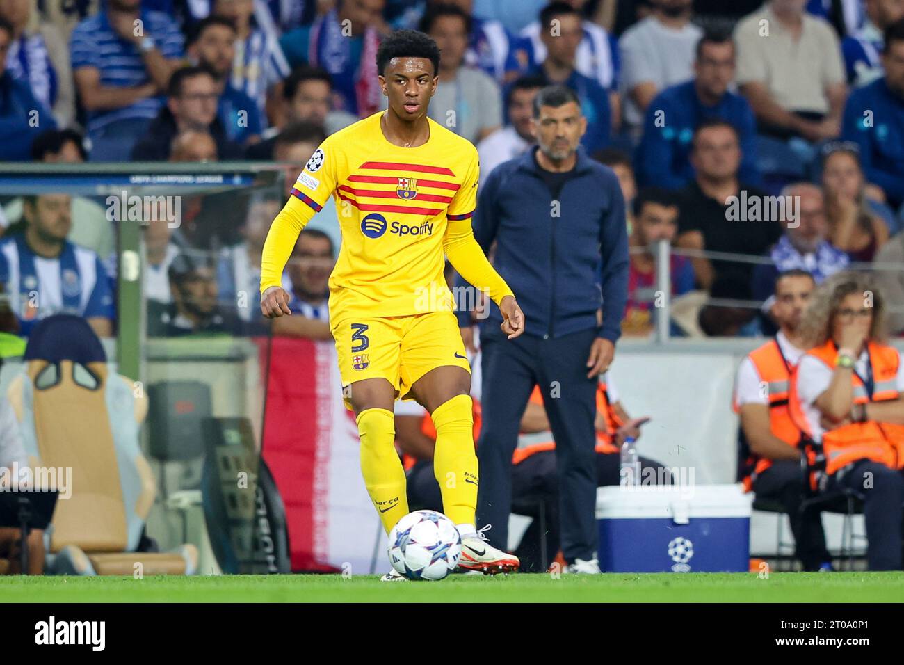 Alejandro Balde (FC Barcelona) in Aktion während der UEFA Champions League Gruppe H, Spiel 2, Spiel zwischen dem FC Porto und dem FC Barcelona Stockfoto