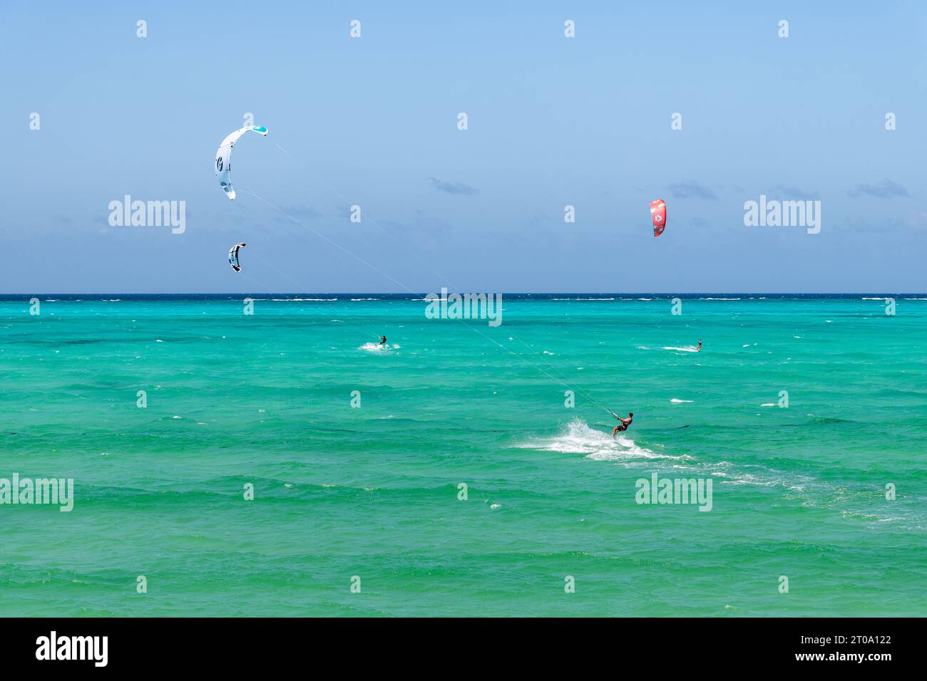 Kitesurfen am Strand von Paje, Sansibar Stockfoto