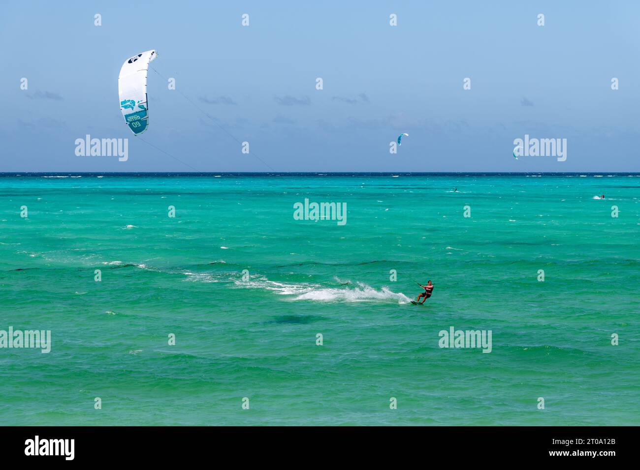 Kitesurfen am Strand von Paje, Sansibar Stockfoto