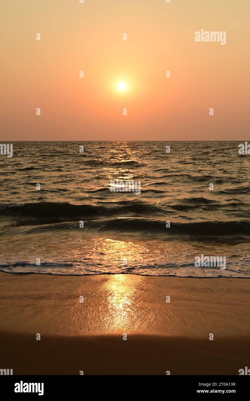 Atemberaubend schöner Blick auf den Strand bei Sonnenuntergang. Den Horizont verfolgen, einen Sonnenuntergang nach dem anderen. Der Strand, die Brise und die Schönheit der untergehenden Sonne – es ist eine Mutter Stockfoto