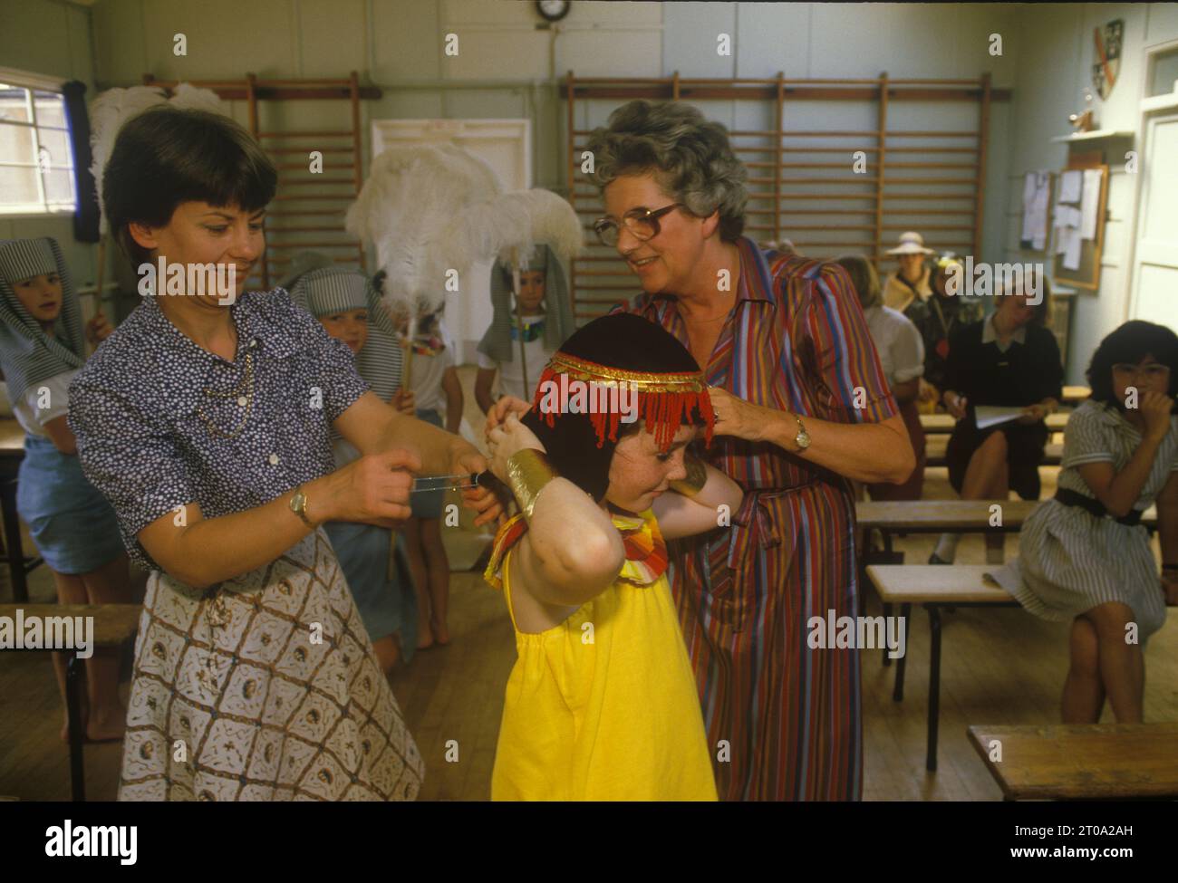 In der Juniorschule spielen Kinder, die sich vorbereiten, Lehrer helfen mit den Kostümen. Produktion später am frühen Abend. Kent, England um 1995. HOMER SYKES aus den 1990er Jahren Stockfoto