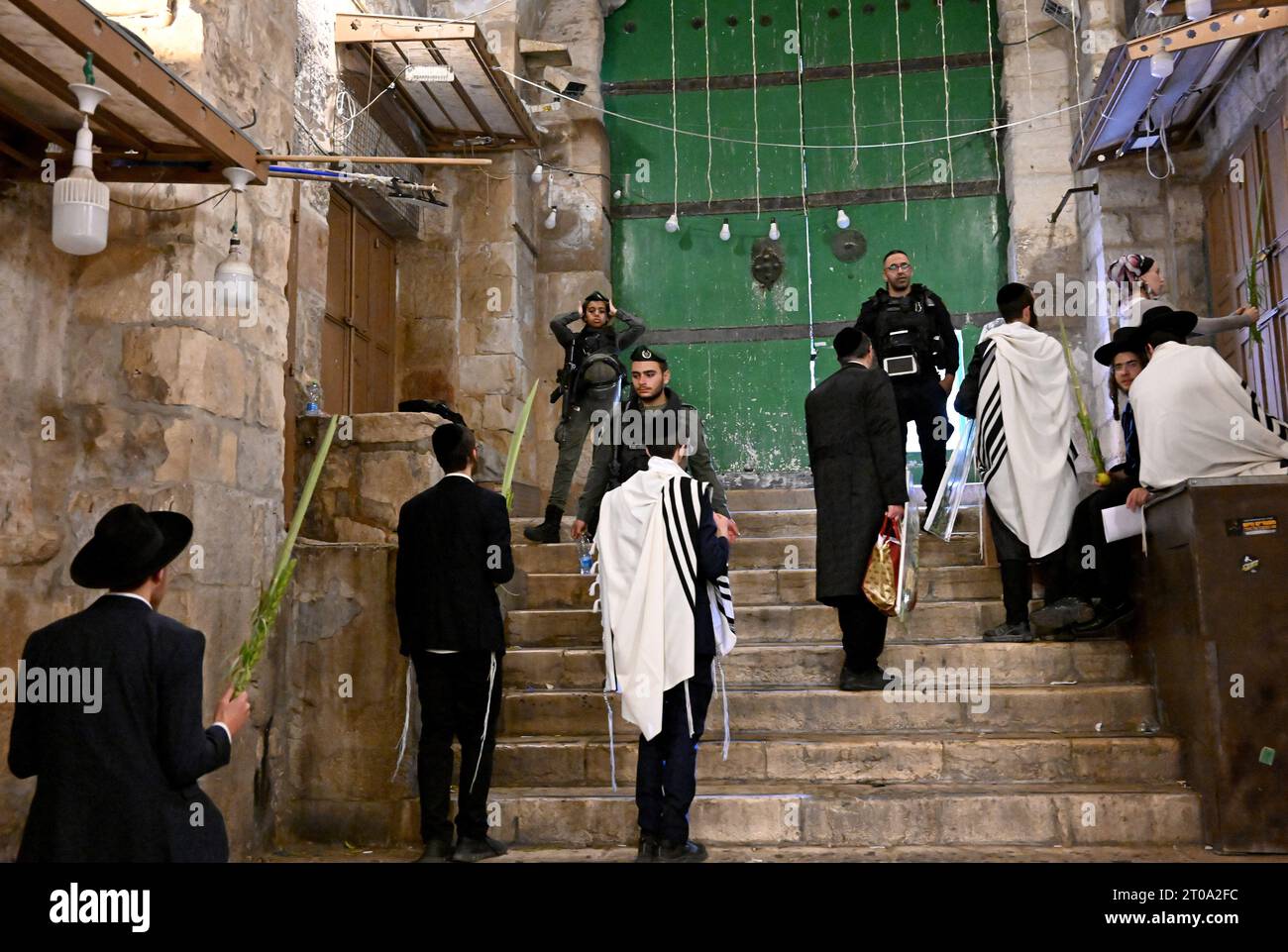 Altstadt Jerusalem, Israel. Oktober 2023. Orthodoxe Juden beten in der Nähe eines Eingangs zum Tempelberg, oder Al Aqsa Compound, im verschlossenen palästinensischen Baumwollhandelstor, während des jüdischen Festes von Sukkot, dem Tabernakelfest, am Donnerstag, den 5. Oktober 2023, im muslimischen Viertel der Altstadt von Jerusalem. Foto: Debbie Hill/ Credit: UPI/Alamy Live News Stockfoto