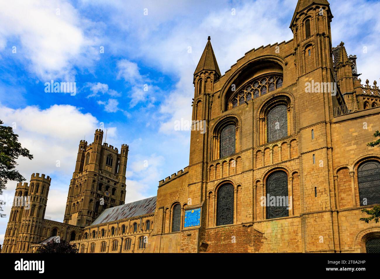 Die Sonnenuhr auf der Südseite der Ely Cathedral, Cambridgeshire, England. Die griechische Inschrift „Kairon Gnothi“ bedeutet „Wählen Sie den richtigen Moment“. Stockfoto