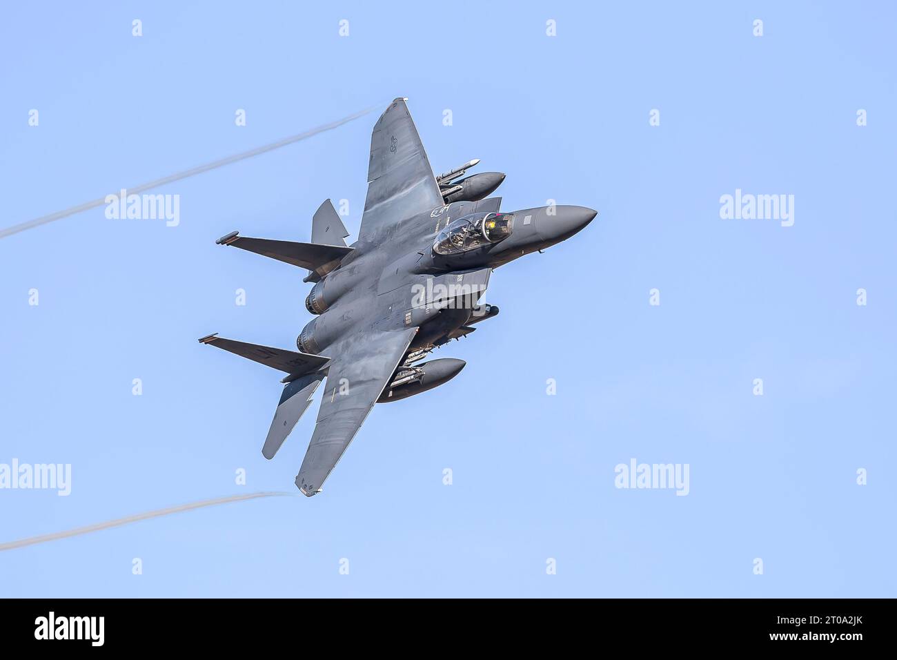 Militärflugzeuge f15 fliegen durch den Himmel. Stockfoto