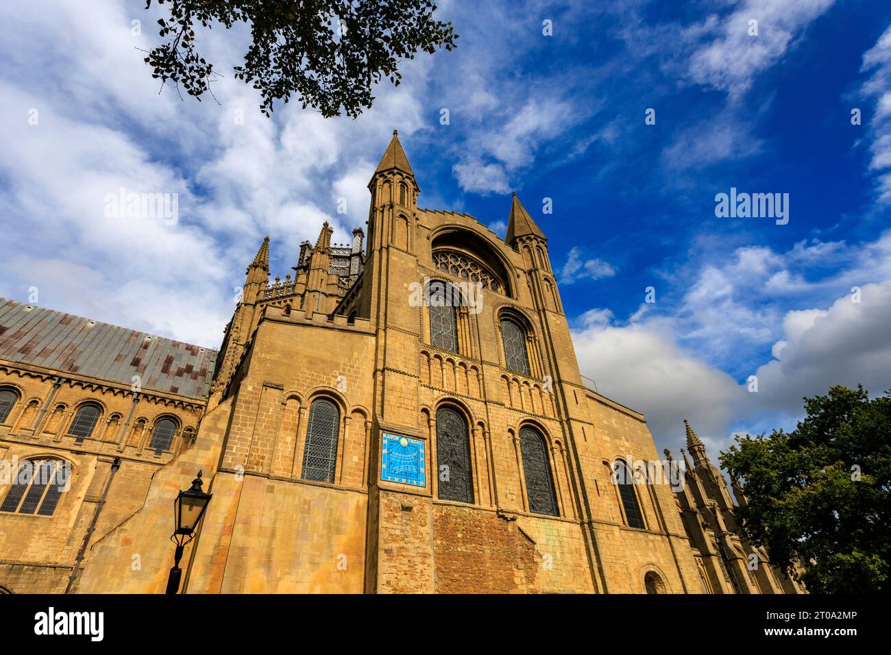 Die Sonnenuhr auf der Südseite der Ely Cathedral, Cambridgeshire, England. Die griechische Inschrift „Kairon Gnothi“ bedeutet „Wählen Sie den richtigen Moment“. Stockfoto