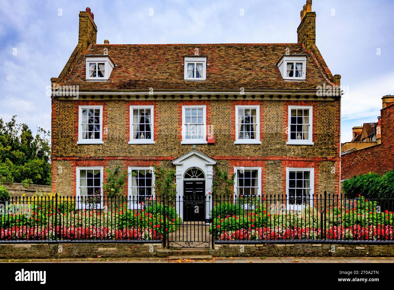 Die unverwechselbare und attraktive georgianische Architektur und der farbenfrohe Garten des No.3 Palace Green in Ely, Cambridgeshire, England, Großbritannien Stockfoto