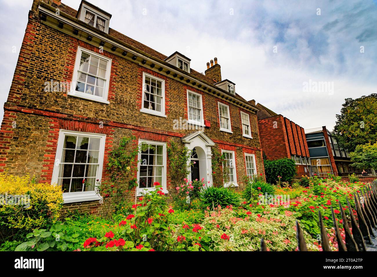 Die unverwechselbare und attraktive georgianische Architektur und der farbenfrohe Garten des No.3 Palace Green in Ely, Cambridgeshire, England, Großbritannien Stockfoto