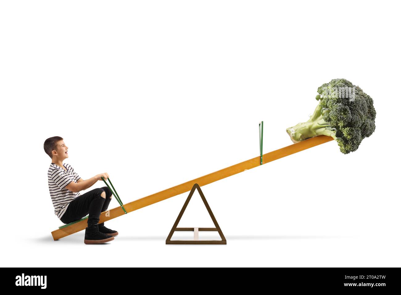 Junge und ein Brokkoli-Gemüse auf einer Wippe isoliert auf weißem Hintergrund Stockfoto