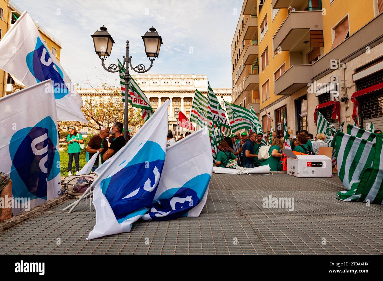 Triest, Italien - 03. September 2022: Demonstranten mit Fahnen der italienischen Gewerkschaft UIL und CISL während der Demonstration gegen die Entlassungen von Arbeitern Stockfoto