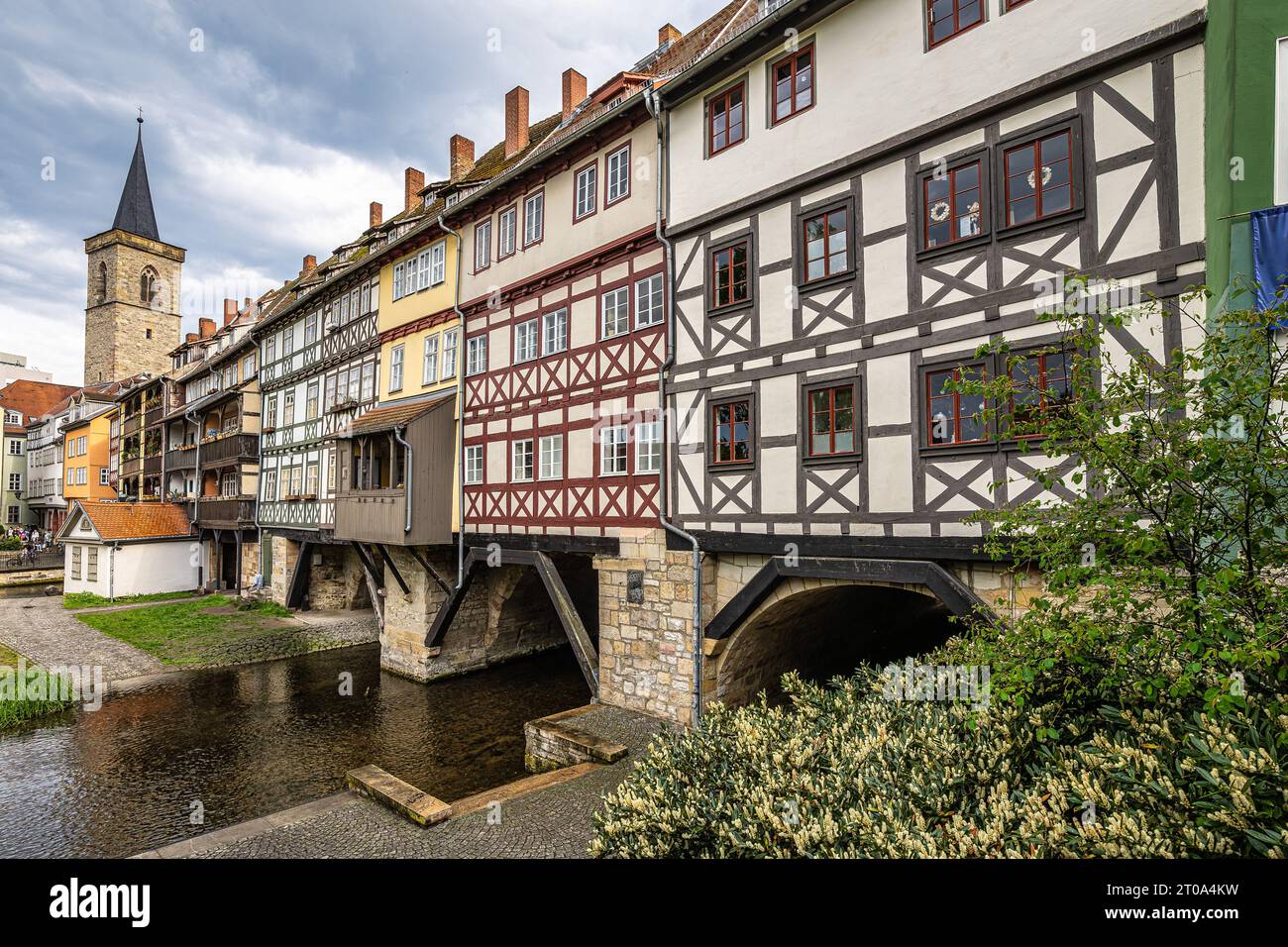 Händlerbrücke, Kraemerbrücke in Erfurt, Deutschland. Es wurde 1325 erbaut. Die einzige Brücke nördlich der Alpen, die komplett mit Häusern überbaut ist Stockfoto