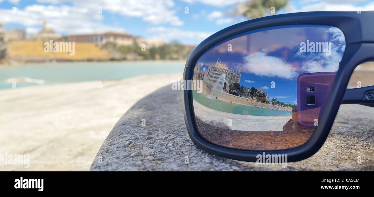 Eine einzigartige Perspektive auf die Kathedrale von Palma auf Mallorca, die sich in einer Sonnenbrille hervorragend widerspiegelt. Dieser von der Sonne beleuchtete Schnappschuss verkapselt ein typisches Su Stockfoto