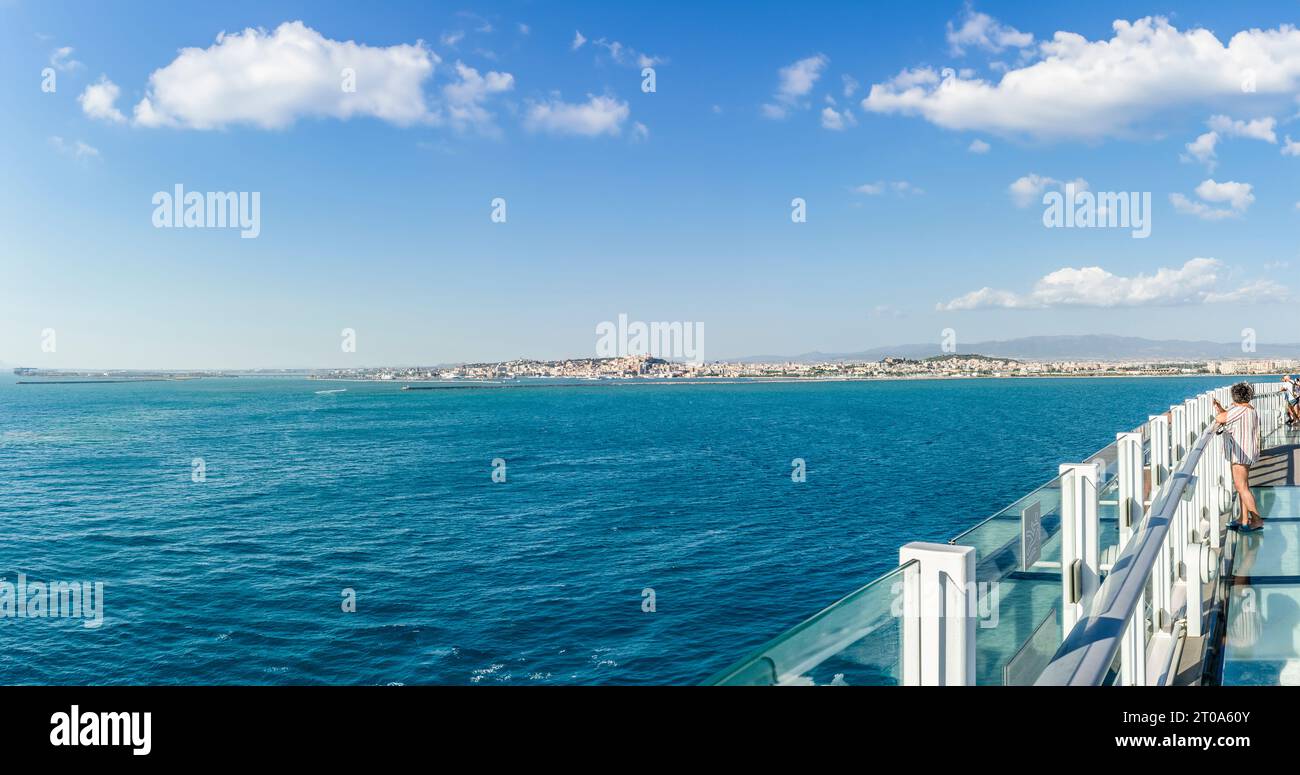 Sie begeben sich auf eine Besichtigungstour durch Sardinien, Italien, und werden mit einem atemberaubenden Blick auf die Küste, kristallklarem Wasser und versteckten Buchten begrüßt Stockfoto