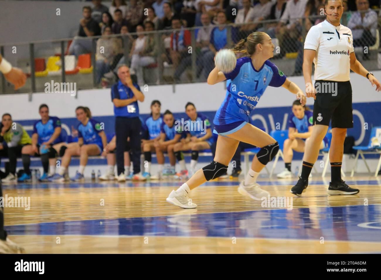 Oktober 2023, Oviedo, Asturien, Spanien: Oviedo, Spanien, 4. Oktober 2023: Lobas Global ATAC Oviedo Spieler Miriam Cortina (7) läuft mit dem Ball am 5. Spieltag der Liga Guerreras Iberdrola 2023-24 zwischen Lobas Global ATAC Oviedo und Costa del Sol Malaga am 4. Oktober 2023 im Florida Arena Municipal Sports Center in Oviedo, Spanien. (Kreditbild: © Alberto Brevers/Pacific Press via ZUMA Press Wire) NUR REDAKTIONELLE VERWENDUNG! Nicht für kommerzielle ZWECKE! Stockfoto