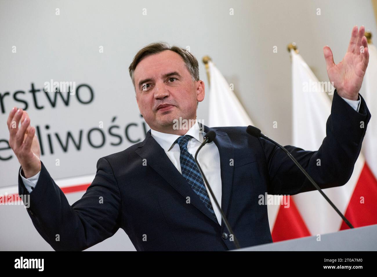 Zbigniew Ziobro spricht und Gesten während einer Pressekonferenz im Justizministerium in Warschau. In Warschau fand eine Pressekonferenz des Justizministers, Generalstaatsanwalt Zbigniew Ziobro, statt. Das Hauptthema war „die Handlungen der Staatsanwaltschaft bezüglich der Medienberichte über die pädophilen Aktivitäten polnischer YouTuber, d. h. das sogenannte Pandora-Tor“. Zbigniew Ziobro ist Kandidat für die Parlamentswahl bei den bevorstehenden Parlamentswahlen (15. Oktober) im Namen der regierenden Partei Recht und Gerechtigkeit. (Foto: Attila Husejnow / SOPA Images/SIPA USA) Stockfoto