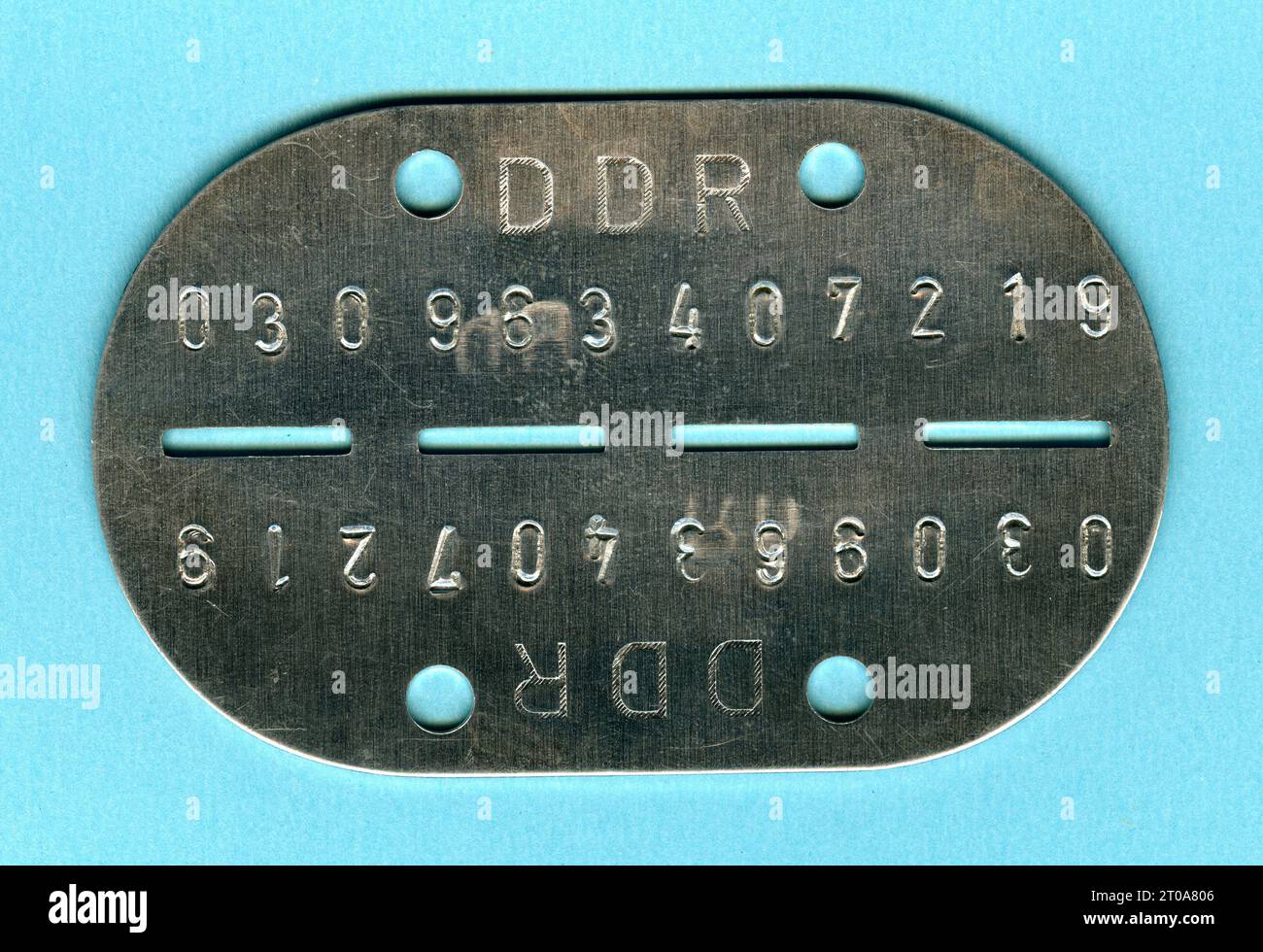 Europa, Deutschland, DDR, Erkennungsmarke für Soldaten der ehemaligen NVA der DDR , Rechte werden nicht vertreten . / Europa, Deutschland, DDR, Identitätsscheibe für die Soldaten der ehemaligen Nationalen Volksarmee der DDR, es gibt keine Rechte . Stockfoto