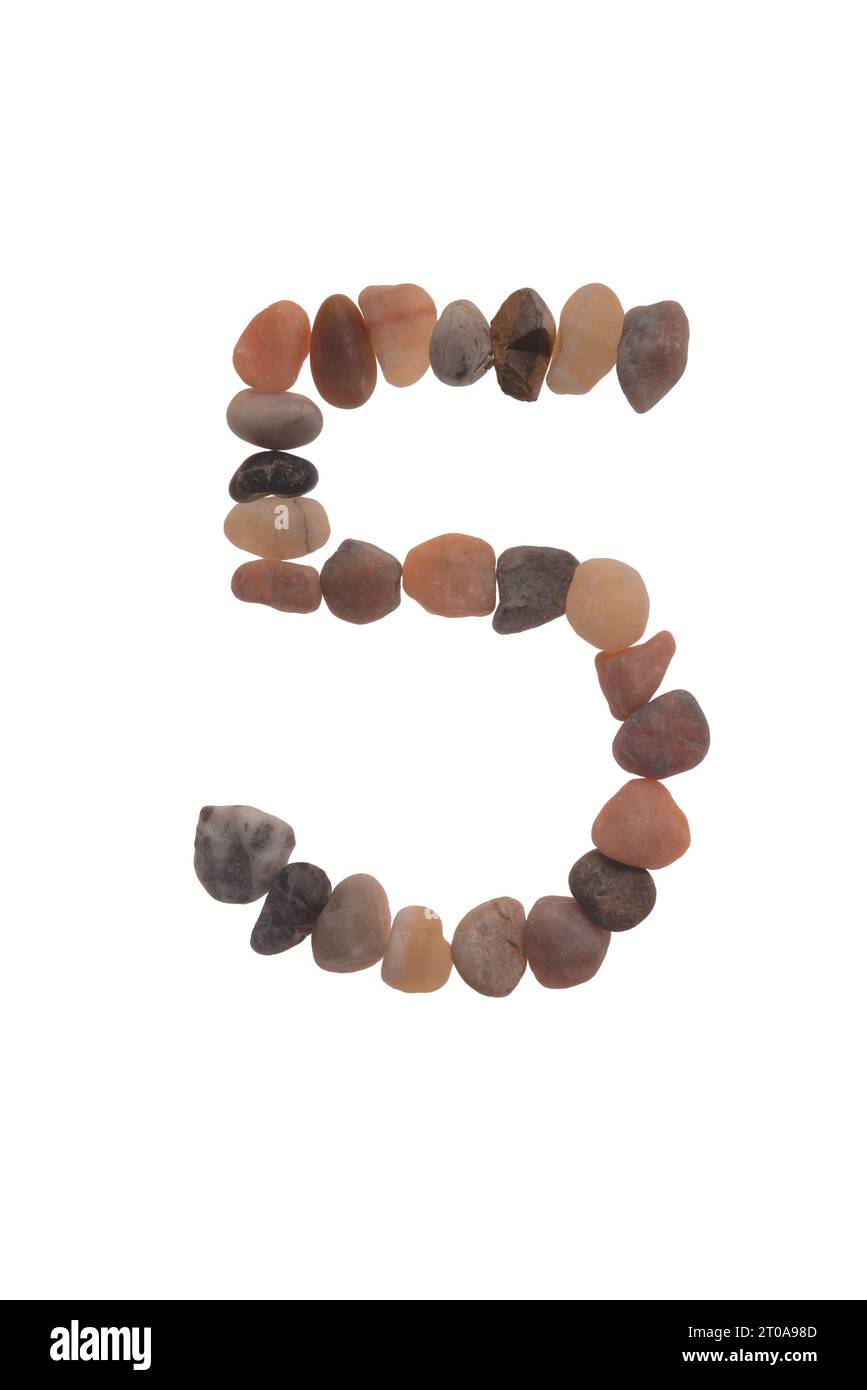 5 handgefertigte Schriftart aus Steinen, Zeichen der Natur, Stärke, Stabilität und Langlebigkeit. Auffällige zufällige Muster, Linien, Formen, weißer Hintergrund Stockfoto