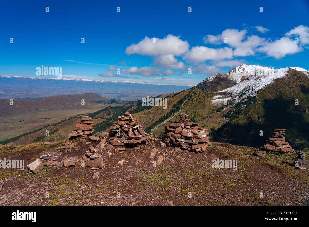 Berge von Karakol, schneebedeckte Gipfel des Karakol Skigebiets Stockfoto