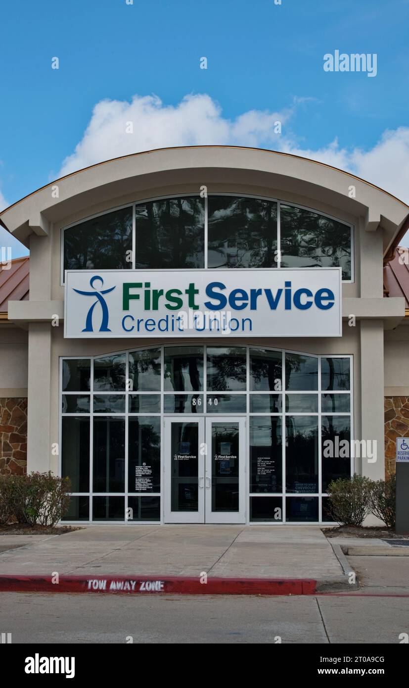 Houston, Texas, USA 09-24-2023: Erstes Gebäude der Service Credit Union in Houston, Texas. Außenansicht des lokalen Finanzinstituts. Stockfoto