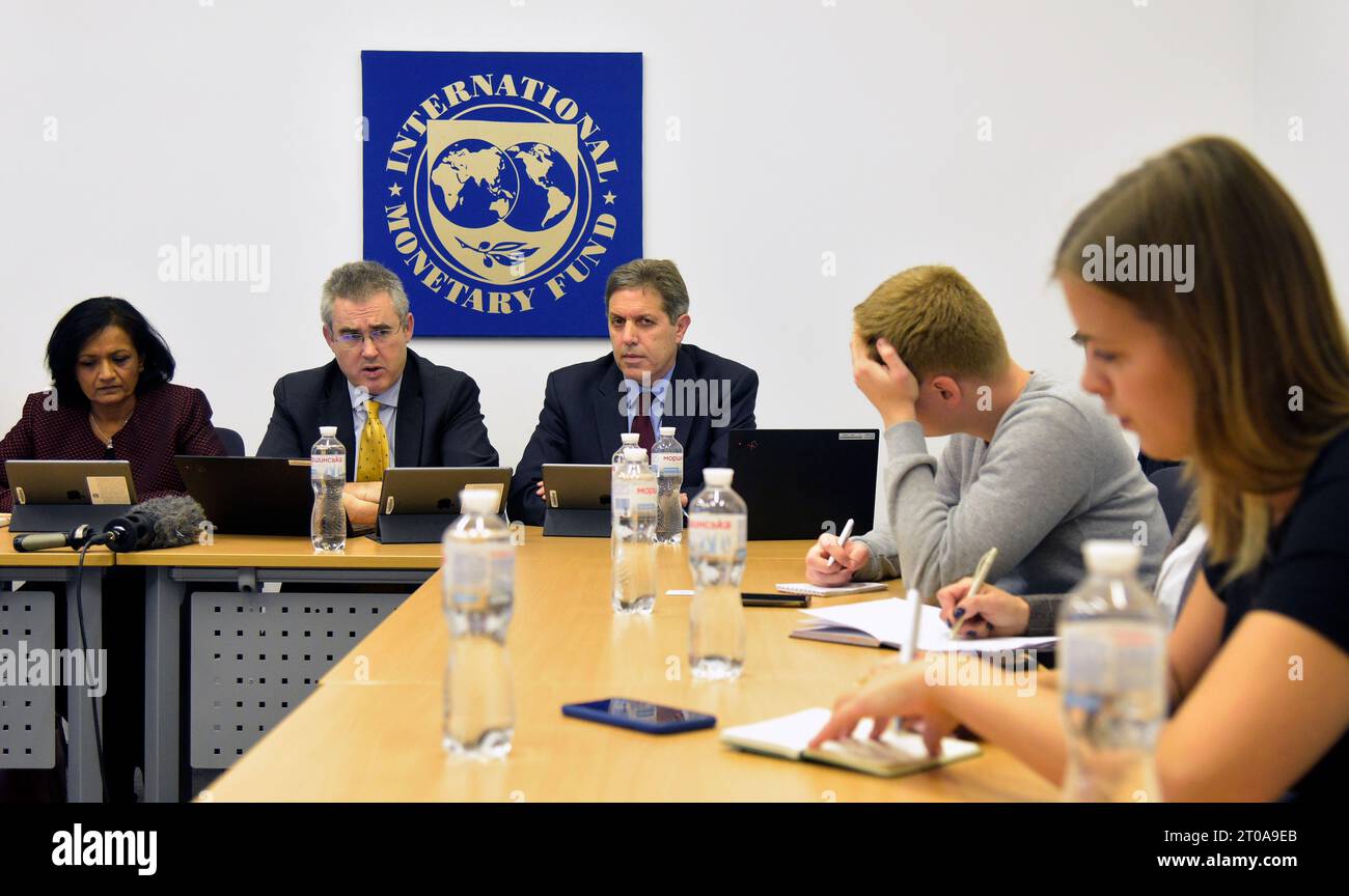 Nicht exklusiv: KIEW, UKRAINE - 04. OKTOBER 2023 - Teilnehmer der Pressekonferenz der IWF-Mission in der Ukraine, Kiew, Hauptstadt der Ukraine Stockfoto