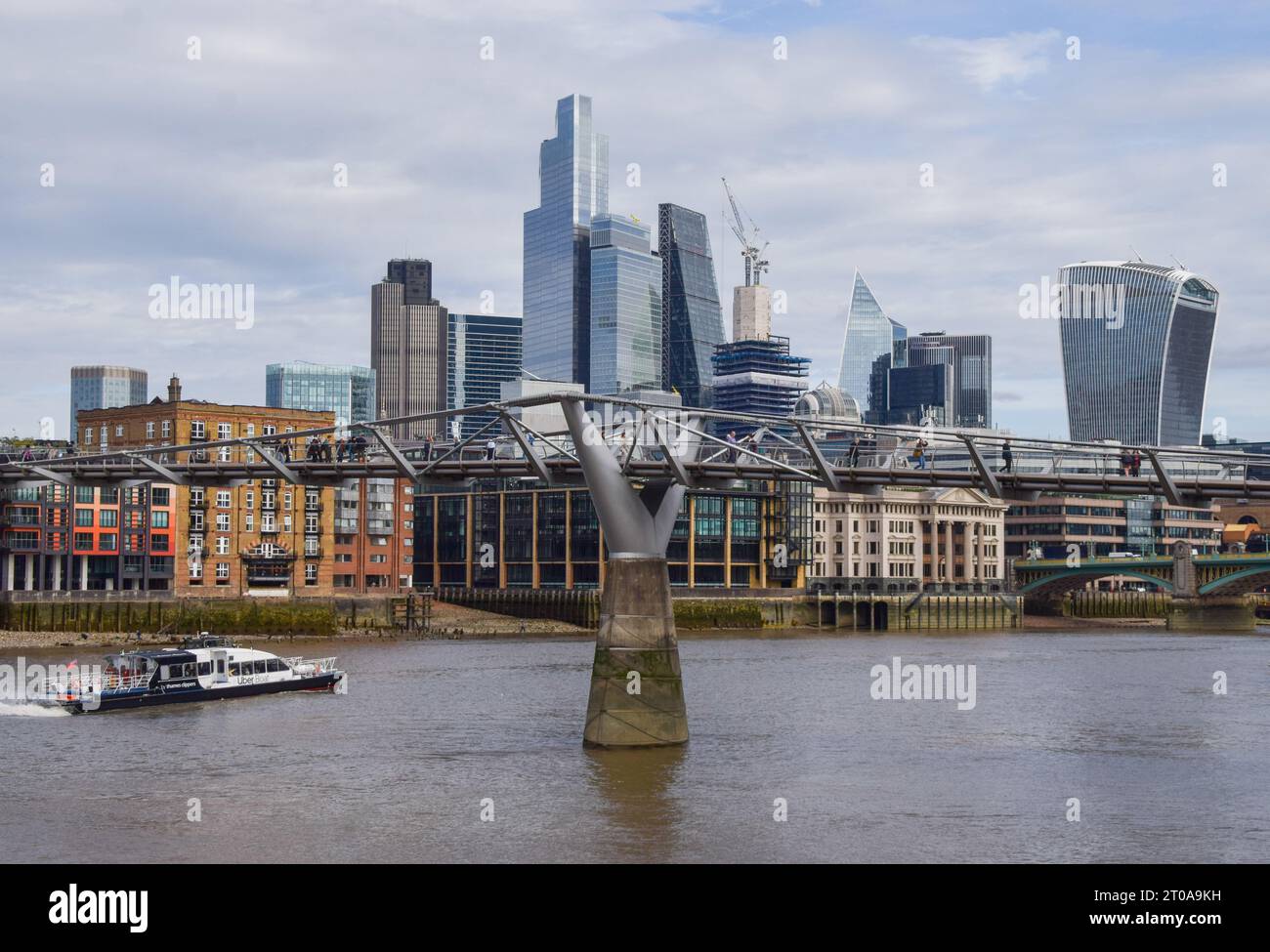 London, Großbritannien. Oktober 2023. Allgemeiner Blick auf die Millennium Bridge und die City of London, das Finanzviertel der Hauptstadt. Die Fußgängerbrücke über die Themse wurde als „wackelig“ bezeichnet und wird ab Mitte Oktober wegen dreiwöchiger Reparaturen geschlossen. (Credit Image: © Vuk Valcic/SOPA Images via ZUMA Press Wire) NUR REDAKTIONELLE VERWENDUNG! Nicht für kommerzielle ZWECKE! Stockfoto
