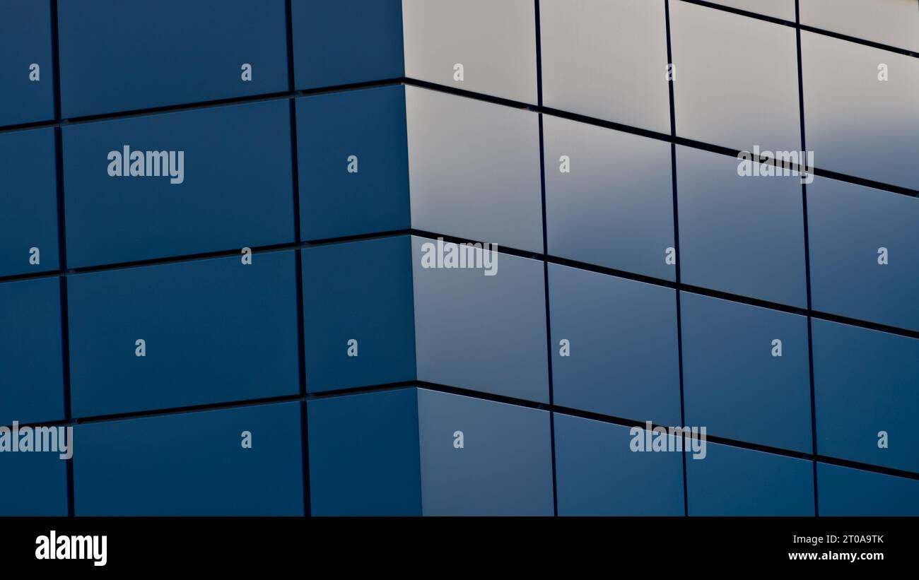Abstrakter geometrischer rechteckiger Hintergrund. Das Gebäude liegt nach außen. Die Seitenbeleuchtung sorgt für eine erstaunliche blaue Struktur. Stockfoto
