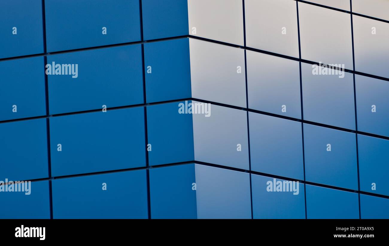 Abstrakter geometrischer rechteckiger Hintergrund. Das Gebäude liegt nach außen. Die Seitenbeleuchtung sorgt für eine erstaunliche blaue Struktur. Stockfoto
