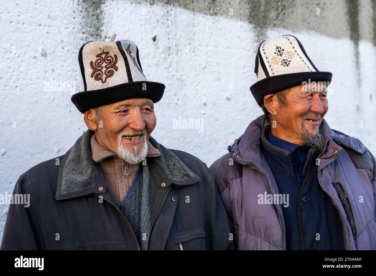Menschen in Kirgisistan, auf dem wöchentlichen Bauernmarkt in Karakol, Kirgisistan Stockfoto