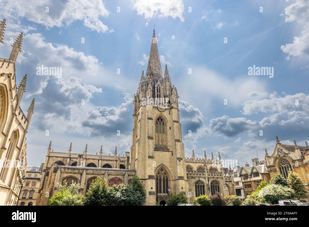 Blick auf die Universitätskirche St. Mary die Jungfrau, englische Kirche in Oxford. Es ist das Zentrum, aus dem die Universität von Oxford gewachsen ist Stockfoto