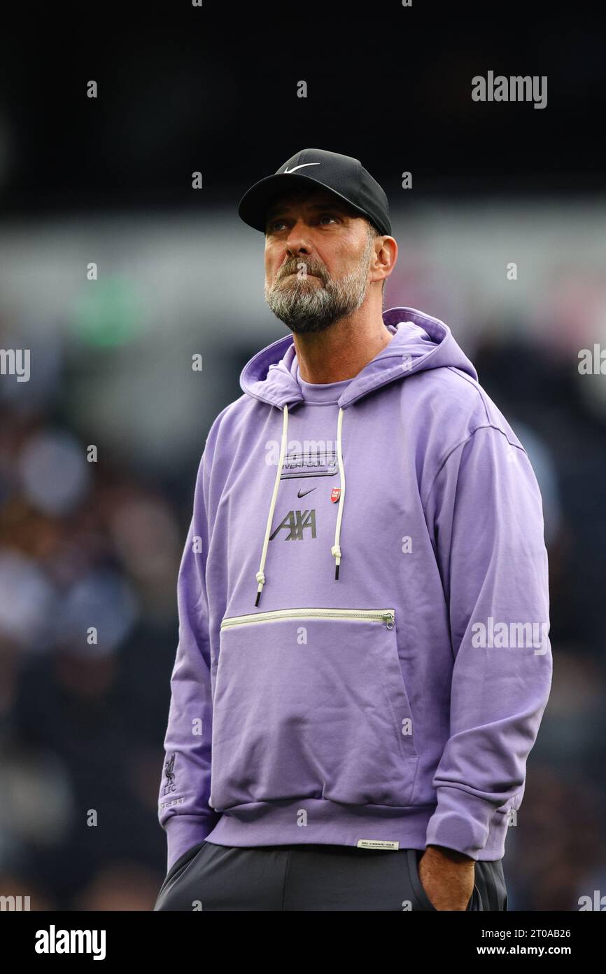 LONDON, UK - 30. September 2023: Liverpool-Manager Jurgen Klopp blickt während des Vorspiels vor dem Premier League-Spiel zwischen Tottenham auf Stockfoto