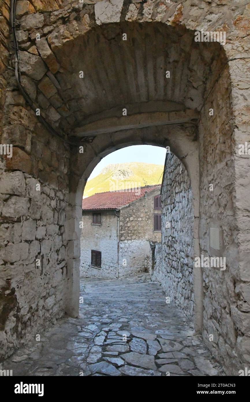 Eine Straße zwischen den weiß bemalten Häusern von Sperlonga, einem Dorf in der Provinz Latina, Italien. Stockfoto