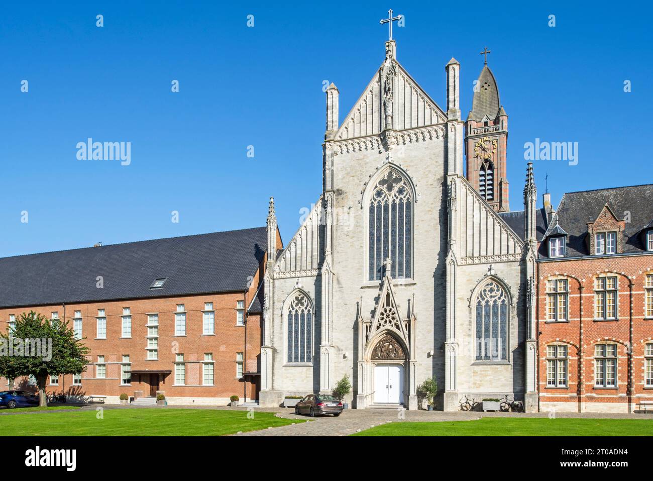 Kloster Tongerlo mit neogotischer Kirche, Prämonstratenserkloster in Tongerlo bei Westerlo, Provinz Antwerpen, Flandern, Belgien Stockfoto