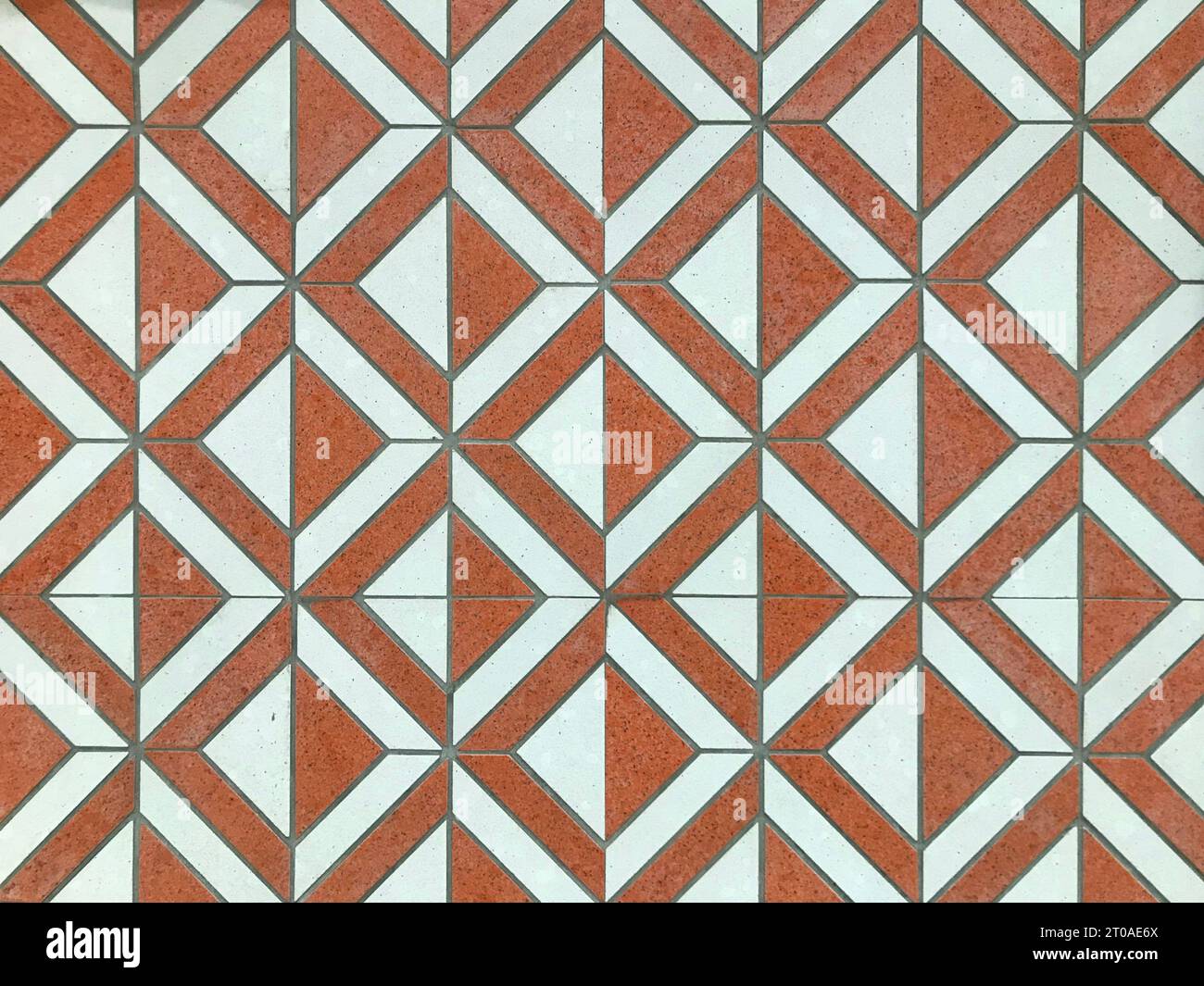 Abstrakte moderne geometrische 3D-Rautenstruktur in weiß- und Orangetönen. Nahtloses Muster, Fliesenstruktur Stockfoto