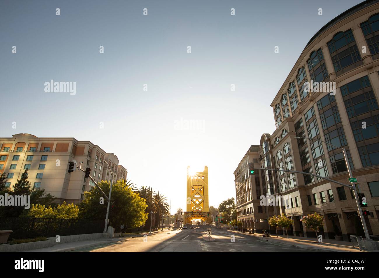 Blick bei Sonnenuntergang auf die historische Tower Bridge aus dem Jahr 1935 in der Innenstadt von Old Sacramento, Kalifornien, USA. Stockfoto