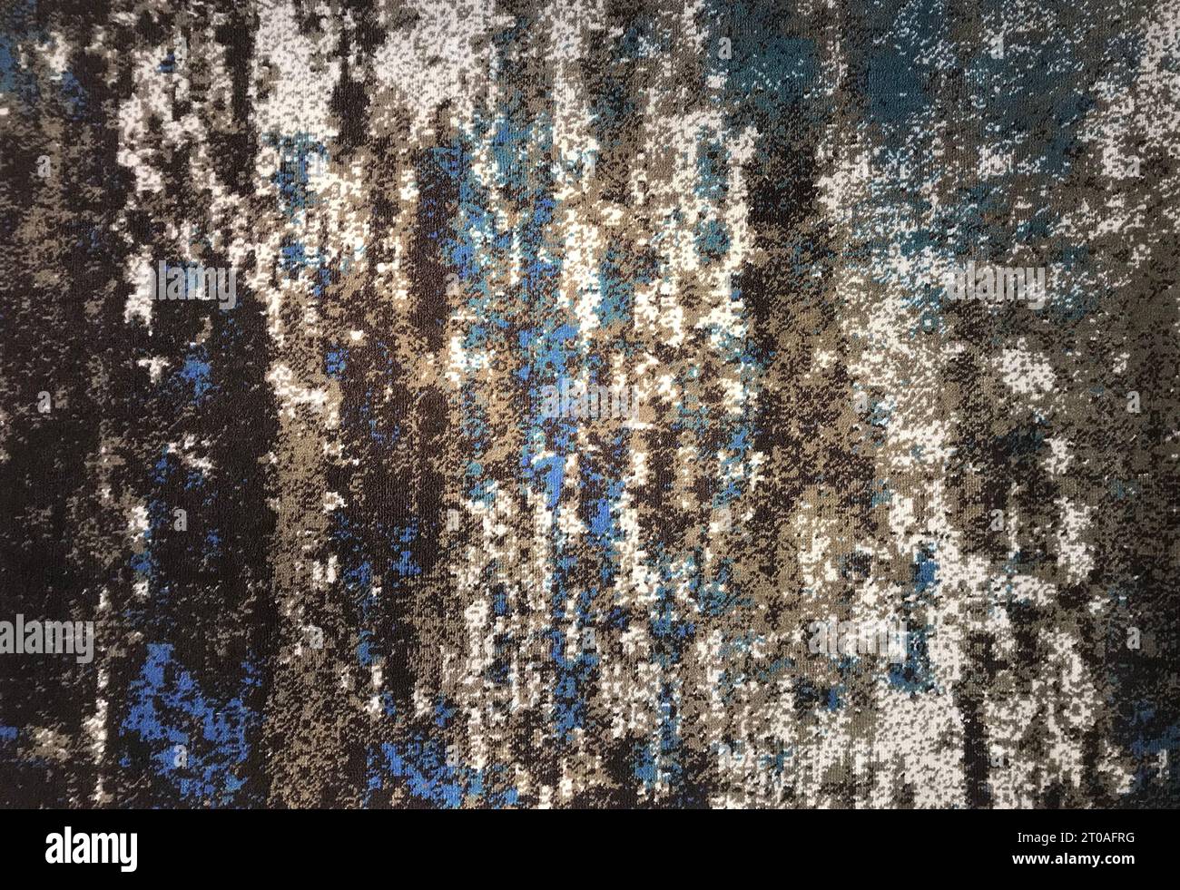 Zufällige abstrakte Teppichtextur in Schwarz-Blau-, Grau- und Weißtönen. Stockfoto