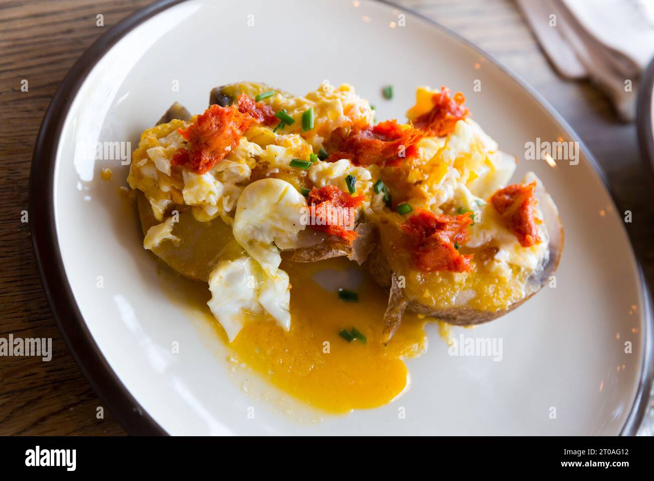 Kartoffeln al caliu mit Spiegeleiern und Sobrassada Stockfoto