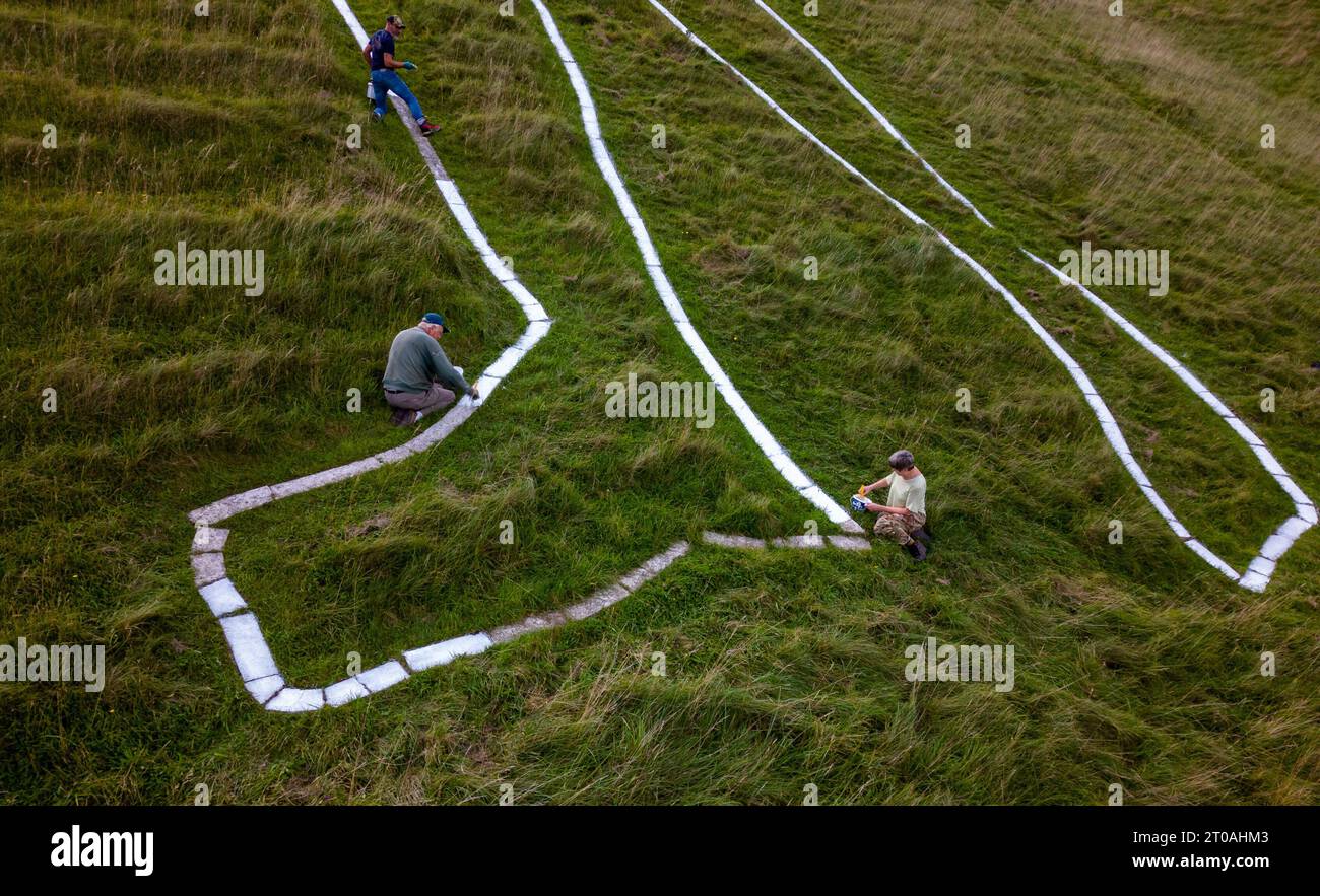 Der lange Mann von Wilmington bekommt einen Leck Farbe. Die in die South Downs geschnitzte Chaklk-Figur wird bei ihrer fünfjährlichen Lackierung überarbeitet. Freiwillige, Stockfoto