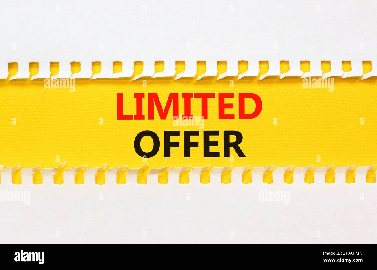 Symbol für begrenztes Angebot. Concept Words limitiertes Angebot auf wunderschönem gelbem Papier. Schöner Hintergrund aus weißem Papier. Business Marketing, Motivational Limite Stockfoto