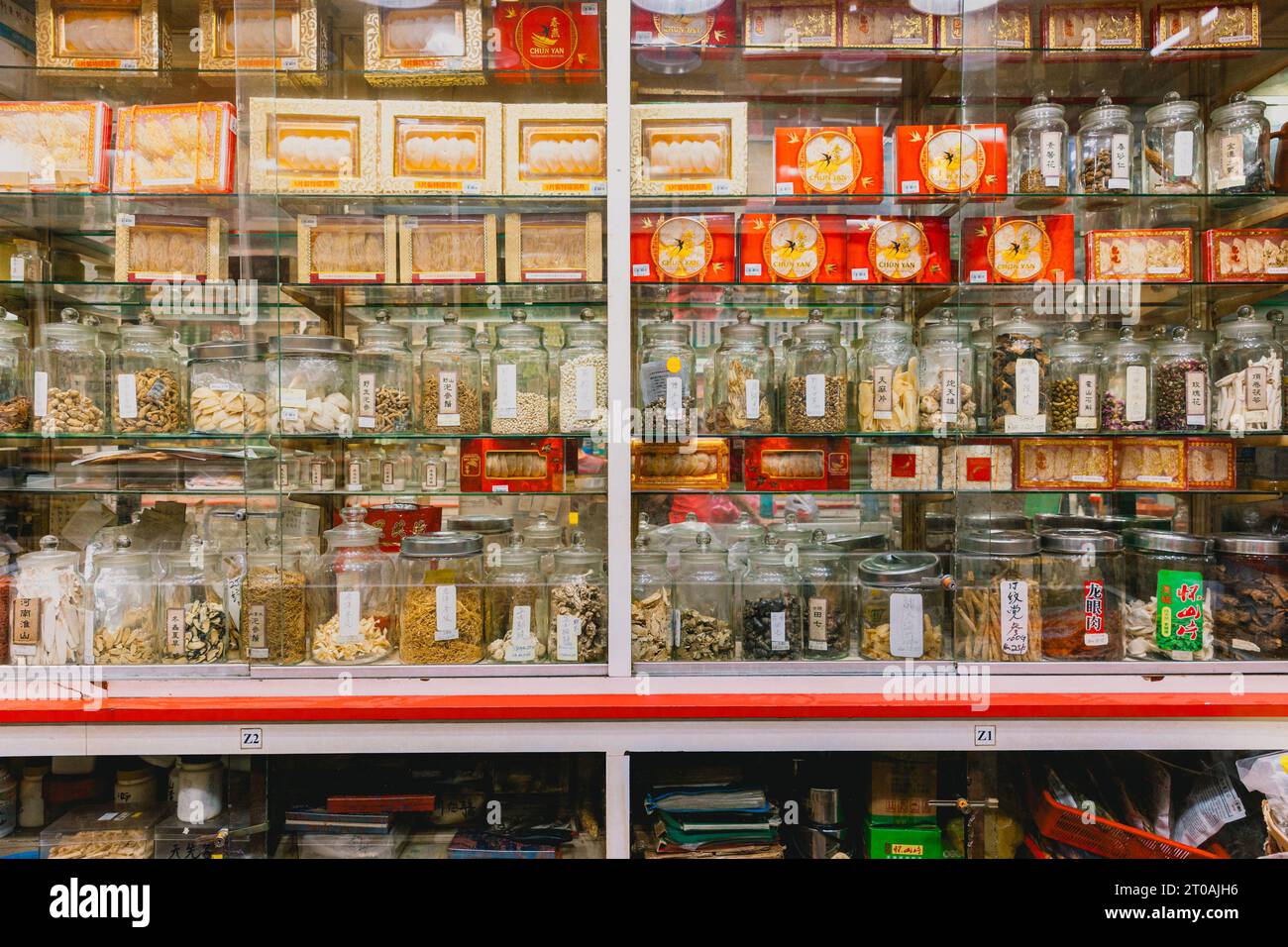 Erkunden Sie das reiche Erbe der traditionellen Chinesischen Medizin: Ein Blick in einen Kuala Lumpur Chinatown Kräuterladen mit jahrhundertealten Heilmitteln Stockfoto